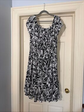 Black & White Leaf-Print Midi Dress